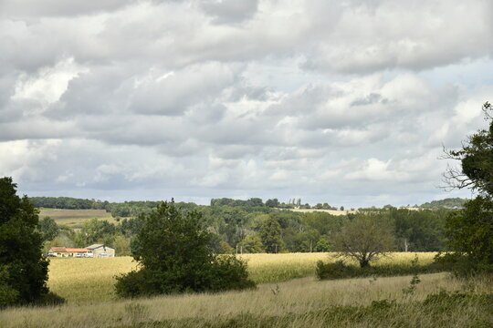 Vue sur un paysage rural par temps instable pr&egrave;s du bourg de Vendoire au P&eacute;rigord Vert (Dordogne-France)