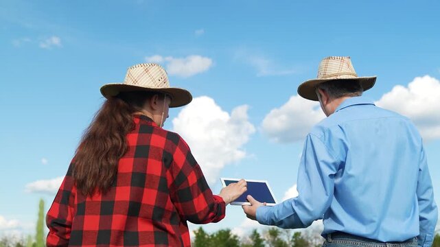 Family tradition meets technology, Smart farming education, Tablet in agriculture, Knowledge transfer on the farm, Rural success story, Efficient land management, Digital monitoring of crops, Farming