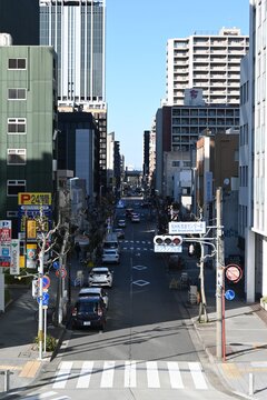ビルが立ち並ぶ日本の都市のストリート景観