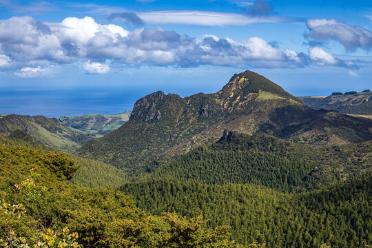 Crestas verdes y picos monta&ntilde;osos con vistas al oc&eacute;ano Atl&aacute;ntico en la Isla de Flores