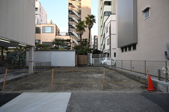 建物に囲まれた日本の空き地