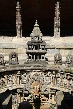 Bain royal aux sculptures de cobras Naga &agrave; Bhaktapur au N&eacute;pal