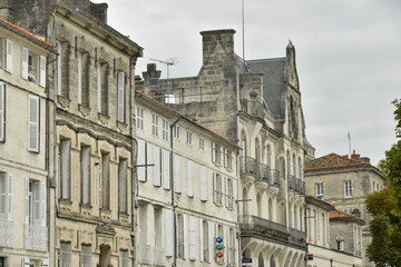 Fototapeta premium Vieilles bâtisses parfois de plusieurs siècles au centre historique d'Angoulême (Charente-France)