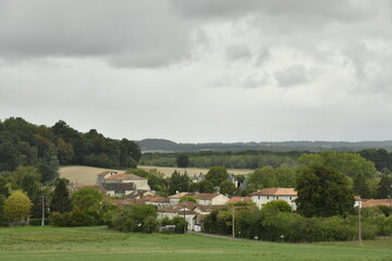 Le bourg de Champagne dans un environnement bucolique sous la pluie au Périgord Vert (Dordogne-France) © Photocolorsteph