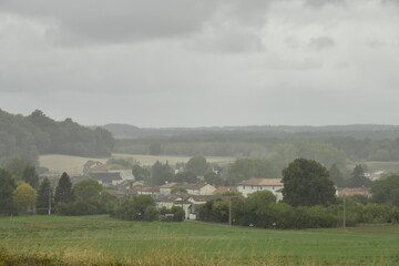 Le bourg de Champagne dans un environnement bucolique sous la pluie au Périgord Vert (Dordogne-France) © Photocolorsteph