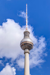 Der Berliner Fernsehturm am Alexanderplatz, Deutschland © mije shots