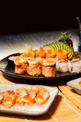 Refeição de sushi com vista zenital em mesa escura com espaço para texto © Matheus