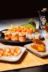 Refeição de sushi com vista zenital em mesa escura com espaço para texto © Matheus