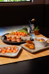 Refeição de sushi com vista zenital em mesa escura com espaço para texto © Matheus