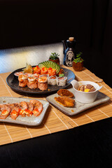 Refeição de sushi com vista zenital em mesa escura com espaço para texto © Matheus