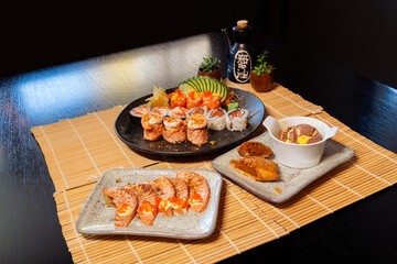 Refeição de sushi com vista zenital em mesa escura com espaço para texto © Matheus