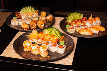 Refeição de sushi com vista zenital em mesa escura com espaço para texto © Matheus