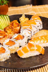 Refeição de sushi com vista zenital em mesa escura com espaço para texto © Matheus