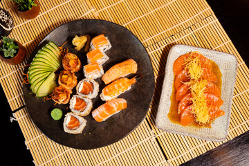 Refeição de sushi com vista zenital em mesa escura com espaço para texto © Matheus
