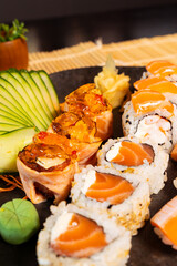 Refeição de sushi com vista zenital em mesa escura com espaço para texto © Matheus