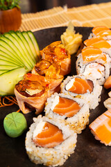 Refeição de sushi com vista zenital em mesa escura com espaço para texto © Matheus