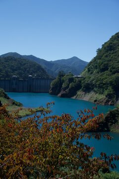 群馬県四万温泉の奥四万湖と四万川ダムの鮮やかな四万ブルー Oku-Shima Lake and Shimagawa Dam with vibrant Shima Blue water in Gunma