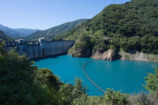 群馬県四万温泉の奥四万湖と四万川ダムの鮮やかな四万ブルー Oku-Shima Lake and Shimagawa Dam with vibrant Shima Blue water in Gunma