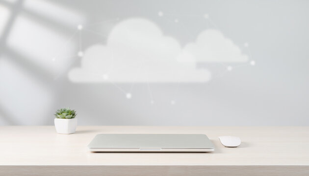 ノートパソコンとクラウドコンピューティングのイメージ