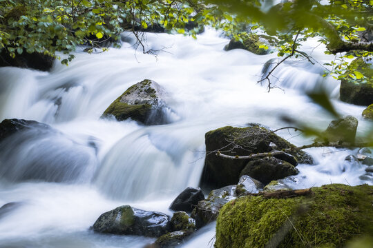 Peque&ntilde;a cascada de r&iacute;o en los Pirineos. Valle de Aran. Uelhs deth Jo&egrave;u. Prineos. Efecto seda sobre el agua