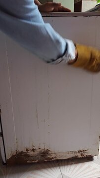Cleaning Metal Stove Sheet With Thinner Solvents And Cotton Rag