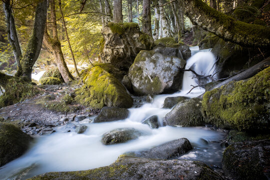 Senderismo por los bosques del Valle de Aran en lo pirineos. Efecto seda sobre cascada en r&iacute;o cerca Uelhs deth Jo&egrave;u