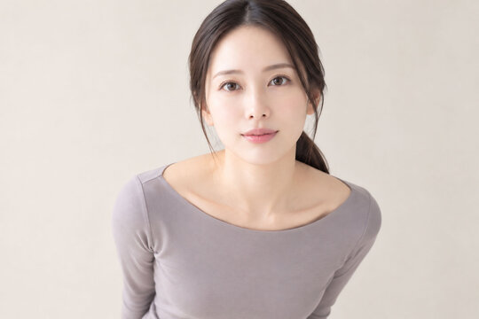 正面を見つめる日本人女性の透明感ある美容ポートレート