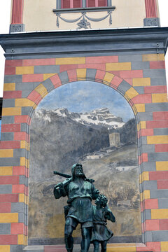 Das ber&uuml;hmte Wilhelm Tell Denkmal von Richard Kissling vor historischem Wandgem&auml;lde in Altdorf, Kanton Uri, Schweiz
