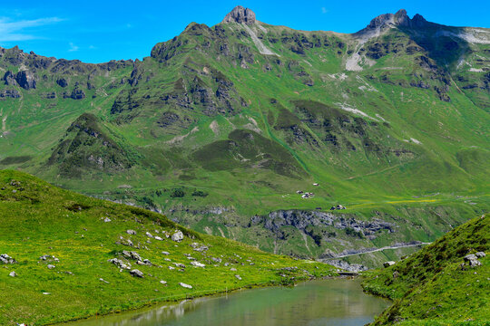 Idyllischer Bergsee auf der Oberalp mit Blick auf den markanten Gipfel des Geissbergs im Kanton Uri, Schweiz