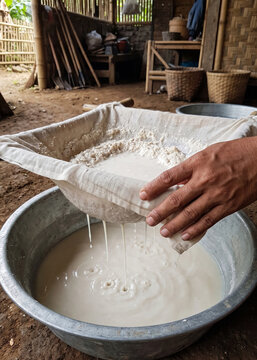 Filtering Cassava Slurry for Traditional Tapioca Starch