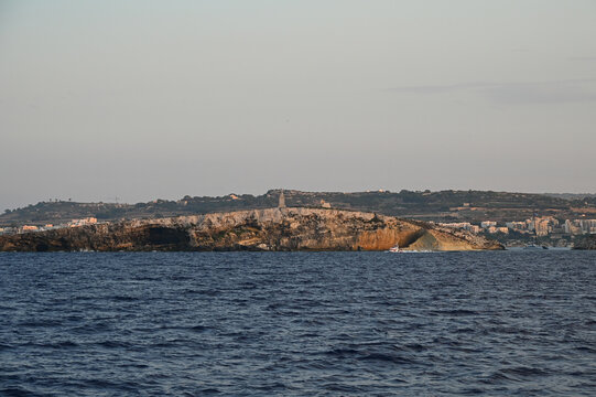 Les &icirc;les de Saint-Paul, St Paul's Island, depuis la mer, &agrave; Malte, reconnaissable par la statue de l'ap&ocirc;tre Paul qui est &eacute;rig&eacute;e