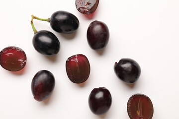 Naklejka premium Fresh ripe grapes on white background, flat lay