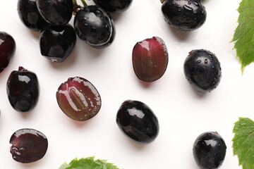 Naklejka premium Fresh ripe grapes on white background, flat lay