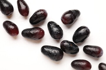 Naklejka premium Fresh ripe grapes on white background, flat lay