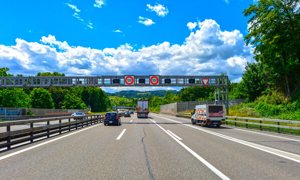 Fahrt auf der Autobahn A1 unter einer Schilderbr&uuml;cke mit digitalem Tempolimit 100 bei Winterthur, Kanton Z&uuml;rich, Schweiz