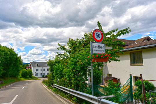 Nahaufnahme des geschm&uuml;ckten Ortsschilds von Landikon mit dem Tempolimit Generell 50, Kanton Z&uuml;rich, Schweiz