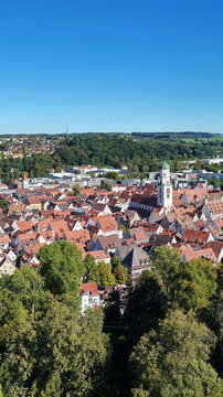 Blick auf die historische Altstadt von Biberach an der Ri&szlig; mit der markanten Stadtpfarrkirche St. Martin und den traditionellen roten D&auml;chern im Sonnenschein.
