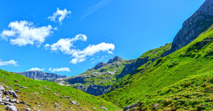 Untersch&auml;chen, Blick von der Oberalp nach Osten zum charakteristischen Felsmassiv des Geissbergs im Kanton Uri, Schweiz