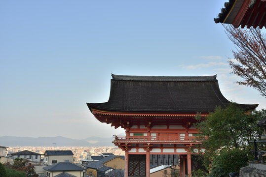 清水寺　仁王門と京都市内(京都市東山区)