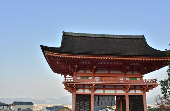 清水寺　仁王門と京都市内(京都市東山区)
