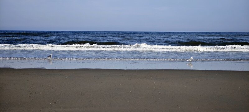 Wellen am Sandstrand von Juist