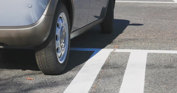 駐車場の白線枠内にバックで入車する自動車