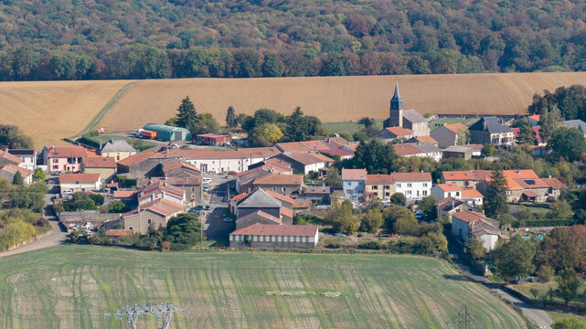 Le village de Jopp&eacute;court en Meurthe-et-Moselle. Petite commune agricole de Lorraine. Gros plan a&eacute;rien au t&eacute;l&eacute;objectif sur les habitations, l'&eacute;glise, les b&acirc;timents et des pyl&ocirc;nes &eacute;lectriques. France