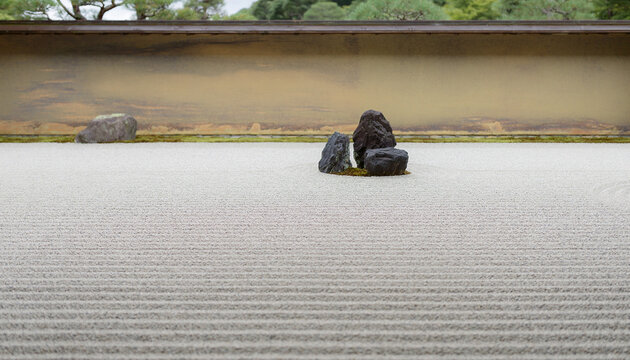 白砂の砂紋と石組が静寂を感じさせる枯山水の日本庭園