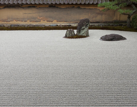 白砂に砂紋と岩を配した静かな枯山水の日本庭園