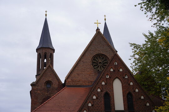 Telaufnahme der historischen Dorfkirche Pankow in Berlin mit rotem Backstein und T&uuml;rmen