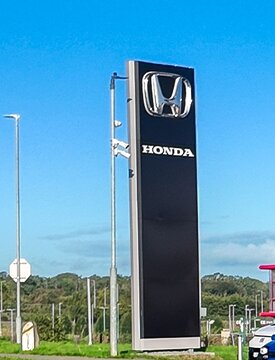 a honda car dealership sign post