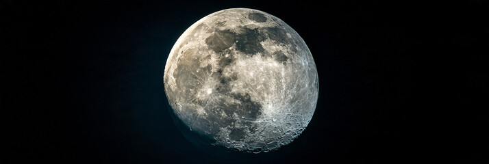 Fototapeta premium Zunehmender Mond am schwarzen Nachthimmel mit sichtbaren Kratern