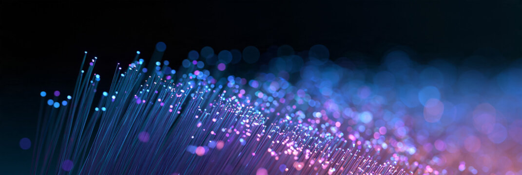 Leuchtende Glasfasern in Blau und Violett mit Lichtpunkten, Nahaufnahme