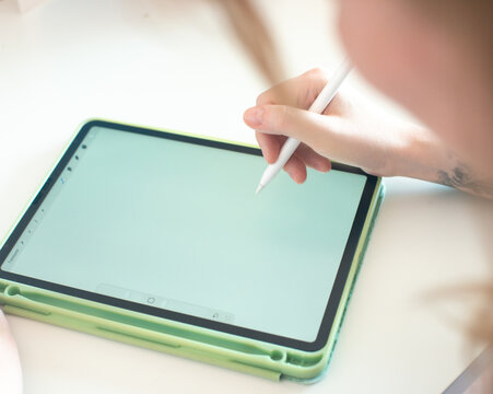 Close up of a person drawing on ipad